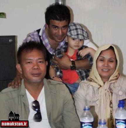 یوسف تیموری در کنار پدر و مادر همسرش + عکس