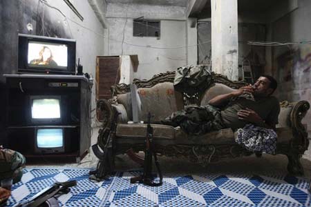 یکی ازمخالفان مسلح حکومت سوریه در خانه ای در شهر حلب