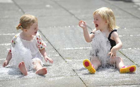 شادمانی دو کودک انگلیسی روی فواره آب (لندن)