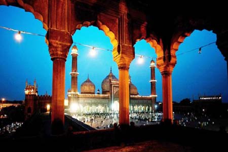  ماه مبارک رمضان و اذان مغرب در مسجد جامع دهلی، هند