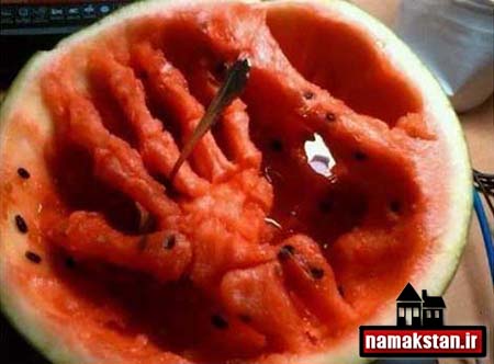 تصاویر و عکس هندوانه تزئین شده به شکل اسکلت دست انسان