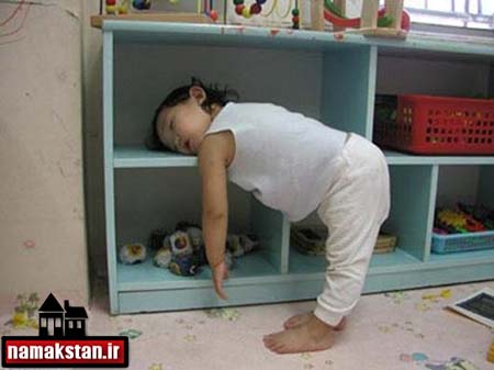 تصاویر و عکس طنز و خنده دار از خوابیدن یک کودک در کابینت
