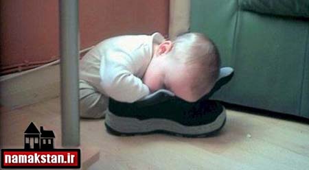 تصاویر و عکس طنز و خنده دار خوابیدن یک نوزاد توی کفش پدرش