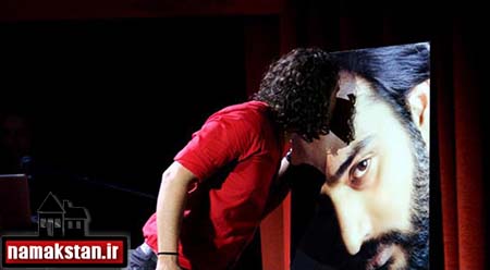 بنیامین بهادری در حال بوسیدن تصاویر و عکس زنده یاد ناصر عبدالهی