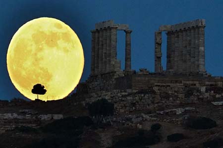 ماه کامل در آتن، یونان