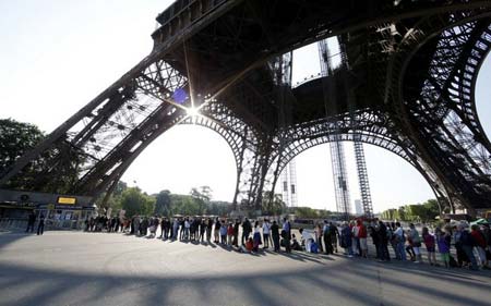  صف طویل توریست ها در اثر اعتصاب کارمندان برج ایفل پاریس به خاطر دستمزدشان